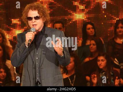 Mick Hucknall von Simply Red spielt im italienischen Fernsehen in Rom Stockfoto