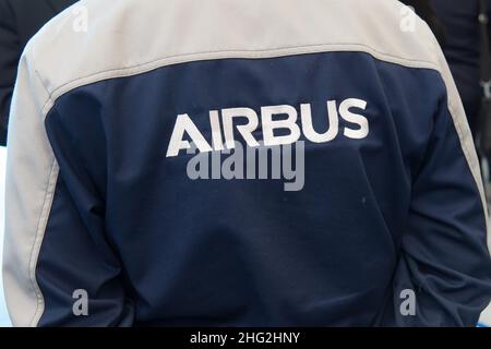 Marignane, Frankreich. 14th Januar 2022. Ein Airbus-Arbeiter, der von hinten gesehen wird und auf seiner Arbeitsjacke den Namen Airbus trägt, wird nach den ersten Auslieferungen und einer offiziellen Ankündigung des französischen Armeeministers im Jahr 2022 in Betrieb gehen. Es ist das erste Flugzeug, das alle militärischen Anforderungen abdeckt und zivile Varianten aufweist. Das neue Modell aus dem Jahr H160 namens „Guepard“ an den Montagelinien im Werk Marignane. Kredit: SOPA Images Limited/Alamy Live Nachrichten Stockfoto