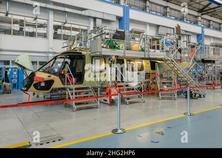 Marignane, Frankreich. 14th Januar 2022. Das neue Modell aus dem Jahr H160 namens "Guepard", das auf den Montagelinien im Werk Marignane zu sehen ist.nach den ersten Lieferungen und einer offiziellen Ankündigung des französischen Armeeministers wird es 2022 in Betrieb gehen. Es ist das erste Flugzeug, das alle militärischen Anforderungen abdeckt und zivile Varianten aufweist. Das neue Modell aus dem Jahr H160 namens „Guepard“ an den Montagelinien im Werk Marignane. Kredit: SOPA Images Limited/Alamy Live Nachrichten Stockfoto