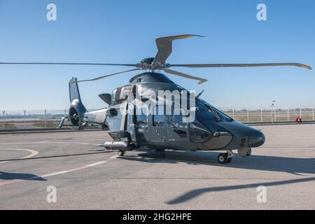 Marignane, Frankreich. 14th Januar 2022. Das neue Hubschraubermodell Airbus H160 ist im Werk ausgestellt und wird nach den ersten Auslieferungen und einer offiziellen Ankündigung des französischen Armeeministers 2022 in Betrieb gehen. Es ist das erste Flugzeug, das alle militärischen Anforderungen abdeckt und zivile Varianten aufweist. Das neue Modell aus dem Jahr H160 namens „Guepard“ an den Montagelinien im Werk Marignane. Kredit: SOPA Images Limited/Alamy Live Nachrichten Stockfoto