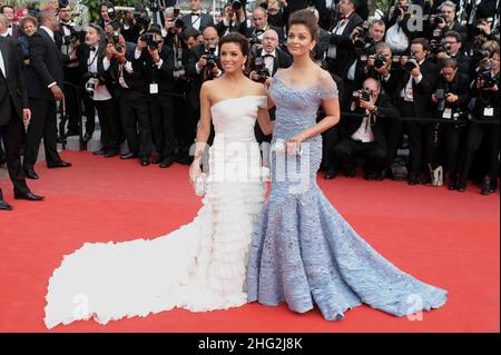 Aishwarya Rai Bachchan und Eva Longoria Parker kommen zur offiziellen Robin Hood Vorführung im Palais de Festival während der Filmfestspiele von Cannes 63rd, Frankreich. Stockfoto