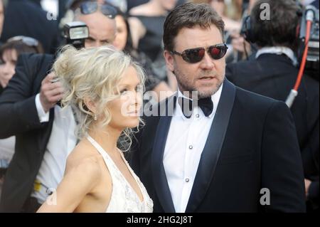 Russell Crowe und Frau Danielle Spencer kommen zur offiziellen Robin Hood Vorführung im Palais de Festival während der 63. Filmfestspiele von Cannes, Frankreich. Stockfoto