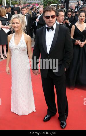 Russell Crowe und Frau Danielle Spencer kommen zur offiziellen Robin Hood Vorführung im Palais de Festival während der 63. Filmfestspiele von Cannes, Frankreich. Stockfoto