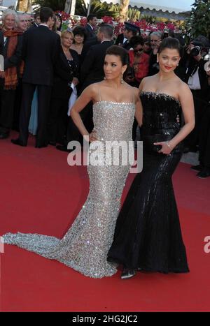 Aishwarya Rai Bachchan und Eva Longoria Parker im Bild bei der Premiere von On Tour, Teil der Filmfestspiele von Cannes 63rd, Palais des Festivals, Cannes. Stockfoto