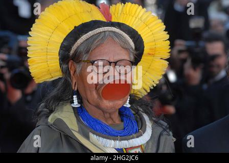 Raoni Metuktire, abgebildet bei der Premiere von On Tour, Teil der Filmfestspiele von Cannes 63rd, Palais des Festivals, Cannes. Stockfoto