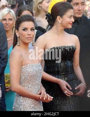 Aishwarya Rai Bachchan e Eva Longoria Parker, abgebildet während der Premiere von On Tour, Teil der Filmfestspiele von Cannes 63rd, Palais des Festivals, Cannes. Stockfoto