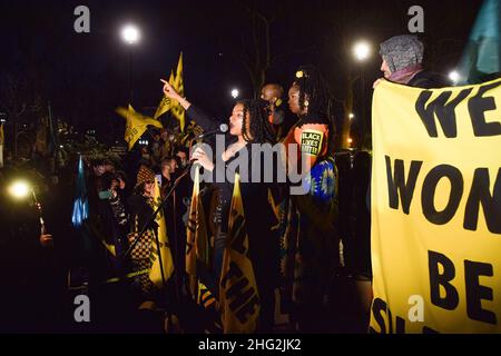 London, Großbritannien. 17th Januar 2022. Ein Aktivist spricht während des Protestes „Kill the Bill“ mit der Menge. Vor dem Oberhaus versammelten sich Massen aus Protest gegen das Gesetz über Polizei, Verbrechen, Verurteilung und Gerichte, das die Proteste in Großbritannien stark einschränken wird. Kredit: SOPA Images Limited/Alamy Live Nachrichten Stockfoto