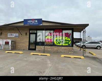 EMPORIA KANSAS 14. Januar 2022 Help wollte ein Schild auf dem Fenster des Ölkonzerns MFA, das Karriere und gute Bezahlung anbietet Stockfoto