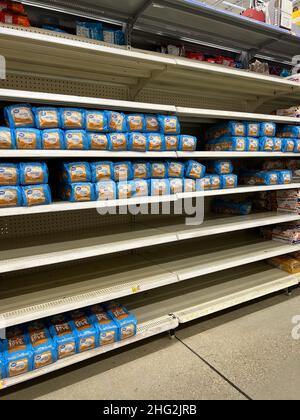 EMPORIA KANSAS 14. Januar 2022 teilweise leere Lagerregale im Brotgang von Walmart Stockfoto