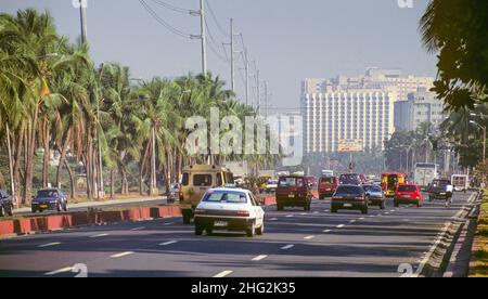 Der Roxas Boulevard ist die Hauptverkehrsstraße durch Metropolitan Manila auf der Insel Luzon auf den Philippinen. Der Boulevard ist eine beliebte Uferpromenade. Sie verläuft entlang der Bucht von Manila, die für ihre malerischen Sonnenuntergänge und Kokospalmen bekannt ist, die sich entlang des Wassers erstrecken. Die geteilte Straße des Roxas Boulevard (zweispurige Straße) hat sich zu einem Wahrzeichen des philippinischen Tourismus entwickelt und ist berühmt für seinen Yachtclub, Hotels, Restaurants und Parks. Stockfoto