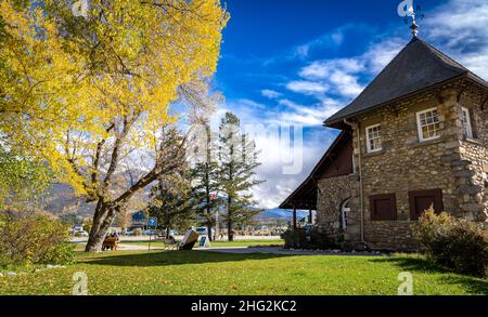 Das Informationszentrum der Stadt Jasper und das historische Gebäude an der Hauptstraße des Nationalparks während der Herbstfarben. Stockfoto