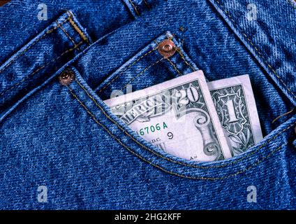 Taschengeld. Papiergeld in der Tasche aus blauen Jeans. Stockfoto