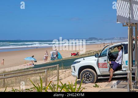 Rettungsschwimmer am Main Beach an der Gold Coast Stockfoto
