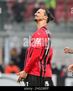 Mailand, Italien. 17th Januar 2022. Zlatan Ibrahimovic von AC Mailand reagiert während eines Fußballspiels der Serie A zwischen AC Mailand und Spezia in Mailand, Italien, am 17. Januar 2022. Quelle: Alberto Lingria/Xinhua/Alamy Live News Stockfoto