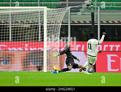 Mailand, Italien. 17th Januar 2022. Spezias Emmanuel Gyasi (R) erzielt sein Tor während eines Fußballspiels der Serie A zwischen AC Mailand und Spezia in Mailand, Italien, am 17. Januar 2022. Quelle: Alberto Lingria/Xinhua/Alamy Live News Stockfoto