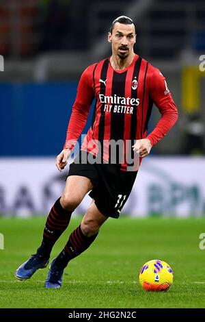 Mailand, Italien. 17. Januar 2022. Zlatan Ibrahimovic vom AC Mailand in Aktion während des Fußballspiels der Serie A zwischen dem AC Mailand und Spezia Calcio. Kredit: Nicolò Campo/Alamy Live Nachrichten Stockfoto