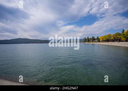 Coeur d'Alene Lake ist ein natürlicher, von Staudämmen kontrollierter See in Nord-Idaho, der sich in der pazifischen Nordwestregion der Vereinigten Staaten befindet. An seinem nördlichen Ende Stockfoto