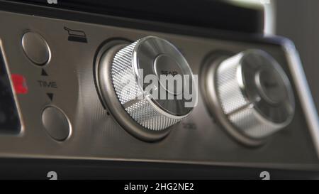 Nahaufnahme von Details der häuslichen Nutzung elektrischen Grill im Geschäft von Haushaltsgeräten. Silberstahl-Grill-Thermoregulatoren und -Knöpfe. Stockfoto