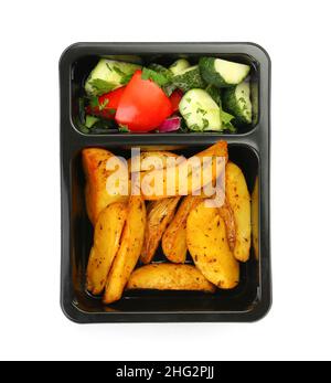 Leckere Kartoffeln und frischer Salat in der Lunchbox auf weißem Hintergrund Stockfoto