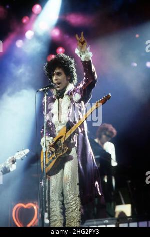 DETROIT, MI - NOVEMBER 4: Der amerikanische Sänger Prince (1958-2016) tritt während der Purple Rain Tour 1984 am 4. November 1984 in der Joe Louis Arena in Detroit, Michigan, auf. Bild: Ross Marino / Rock Negative / MediaPunch Stockfoto
