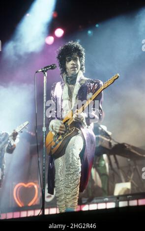 DETROIT, MI - NOVEMBER 4: Der amerikanische Sänger Prince (1958-2016) tritt während der Purple Rain Tour 1984 am 4. November 1984 in der Joe Louis Arena in Detroit, Michigan, auf. Bild: Ross Marino / Rock Negative / MediaPunch Stockfoto