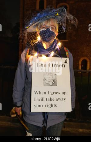 London, Großbritannien, 17th. Januar 2022. Kill the Bill Protestierende versammeln sich gegenüber dem Oberhaus, während Gleichaltrige über das Gesetz über Polizei, Verbrechen, Verurteilung und Gerichte (PCSC-Gesetz) abstimmen, das Gegner sagen, dass sie die Protestfreiheiten stark einschränken werden, indem sie einschränken, wo und wann Demonstrationen stattfinden können. Kredit: Elfte Stunde Fotografie/Alamy Live Nachrichten Stockfoto