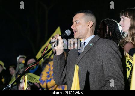 Clive Lewis, Labour-Abgeordneter für Norwich South, spricht während der Demonstration. Vor dem Oberhaus wurde ein Protest wegen des PACE (Policing and Crime Bill) abgehalten, der in die Wahlphase der Oberen eintritt. „Kill the Bill“ ist eine Bewegung im Vereinigten Königreich als Reaktion auf den Vorschlag der Regierung zum Gesetz über Polizei und Verbrechen. Sollte das Gesetz verabschiedet werden, würde es der MET-Polizei eine erweiterte Macht zur Unterdrückung von Protesten verleihen, was zu einer massiven Einschränkung der Rechte in einer Demokratie führen könnte, einschließlich der Meinungs-, Meinungs- und Protestfreiheit. Um zu verhindern, dass das Gesetz durch die Legislaturperiode verabschiedet wird, n Stockfoto