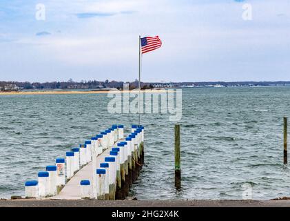 Dock mit einer Flagge am Ende Stockfoto