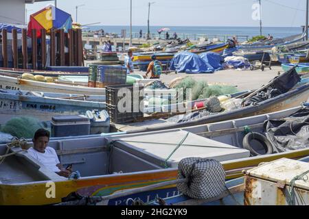 La Libertad, El Salvador. 17th Januar 2022. Ein Fischer ruht auf einem Boot. Die Fischerei macht 20 % des BIP der zentralamerikanischen Region aus. Kredit: SOPA Images Limited/Alamy Live Nachrichten Stockfoto