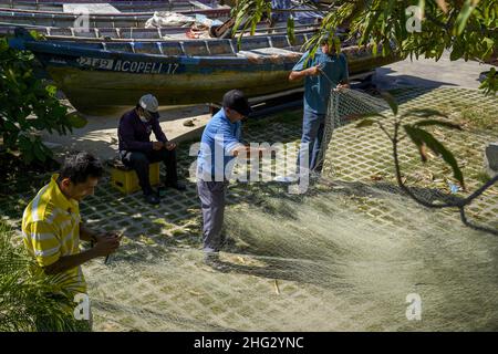 La Libertad, El Salvador. 17th Januar 2022. Fischer bereiten in La Libertad ein handwerkliches Netz vor. Die Fischerei macht 20 % des BIP der zentralamerikanischen Region aus. Kredit: SOPA Images Limited/Alamy Live Nachrichten Stockfoto