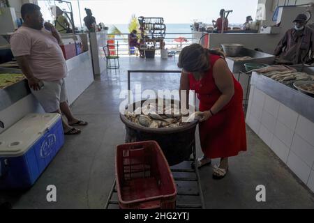 La Libertad, El Salvador. 17th Januar 2022. Eine Frau bereitet Fisch zu, um auf einem lokalen Markt verkauft zu werden. Die Fischerei macht 20 % des BIP der zentralamerikanischen Region aus. (Foto von Camilo Freedman/SOPA Images/Sipa USA) Quelle: SIPA USA/Alamy Live News Stockfoto