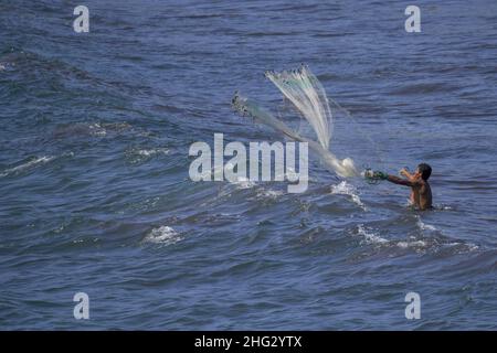 La Libertad, El Salvador. 17th Januar 2022. Ein Mann wirft ein handwerkliches Netz in den Ozean. Die Fischerei macht 20 % des BIP der zentralamerikanischen Region aus. (Foto von Camilo Freedman/SOPA Images/Sipa USA) Quelle: SIPA USA/Alamy Live News Stockfoto