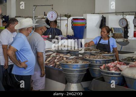 La Libertad, El Salvador. 17th Januar 2022. Eine Frau verkauft Fisch auf einem lokalen Markt. Die Fischerei macht 20 % des BIP der zentralamerikanischen Region aus. (Foto von Camilo Freedman/SOPA Images/Sipa USA) Quelle: SIPA USA/Alamy Live News Stockfoto