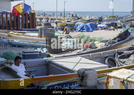 La Libertad, El Salvador. 17th Januar 2022. Ein Fischer ruht auf einem Boot. Die Fischerei macht 20 % des BIP der zentralamerikanischen Region aus. (Foto von Camilo Freedman/SOPA Images/Sipa USA) Quelle: SIPA USA/Alamy Live News Stockfoto