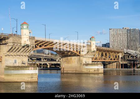 Der Governor Tom McCall Waterfront Park liegt im Stadtzentrum von Portland, Oregon, am Willamette River. Stockfoto