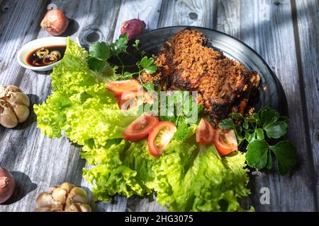 Gebratene Hähnchenschenkel mit Zitronengras und Chili. Zu den Zutaten gehören Hühnerschenkel, Zitronengras, Chili und Gewürze. In Sojasauce getaucht Stockfoto