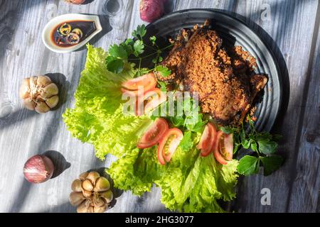 Gebratene Hähnchenschenkel mit Zitronengras und Chili. Zu den Zutaten gehören Hühnerschenkel, Zitronengras, Chili und Gewürze. In Sojasauce getaucht Stockfoto