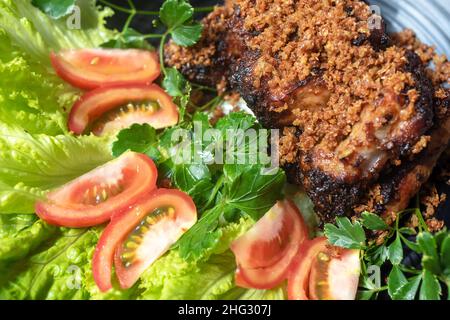 Gebratene Hähnchenschenkel mit Zitronengras und Chili. Zu den Zutaten gehören Hühnerschenkel, Zitronengras, Chili und Gewürze. In Sojasauce getaucht Stockfoto