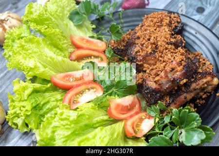 Gebratene Hähnchenschenkel mit Zitronengras und Chili. Zu den Zutaten gehören Hühnerschenkel, Zitronengras, Chili und Gewürze. In Sojasauce getaucht Stockfoto