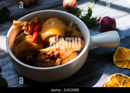 Geschmortes Huhn mit Fischsauce. Zutaten wie Huhn, Fischsauce und Würzzutaten werden hinzugefügt Stockfoto