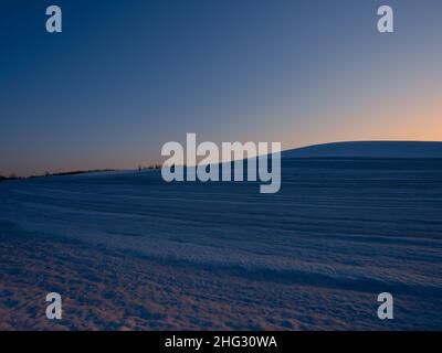 Snowy Hill bei Dämmerung Stockfoto