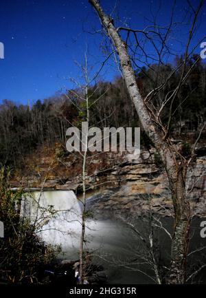 Cumberland Falls, die in einer Vollmondnacht aufgenommen wurden, zeigt ebenfalls einen leichten Mondbogen Stockfoto