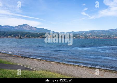 Cascade Locks ist eine Stadt in Hood River County, Oregon, USA. Cascade Locks ist direkt stromaufwärts von der Bridge of the Gods, einer mautpflichtigen Brücke, die sp Stockfoto