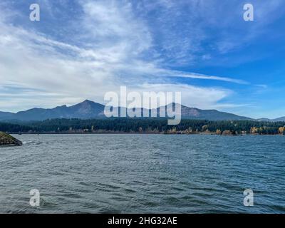 Cascade Locks ist eine Stadt in Hood River County, Oregon, USA. Cascade Locks ist direkt stromaufwärts von der Bridge of the Gods, einer mautpflichtigen Brücke, die sp Stockfoto