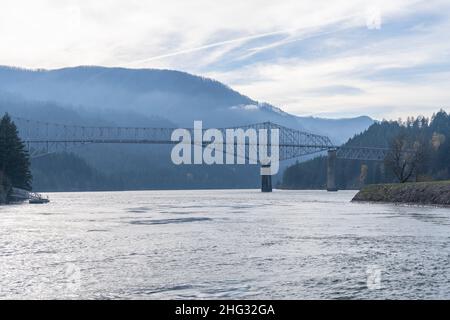 Cascade Locks ist eine Stadt in Hood River County, Oregon, USA. Cascade Locks ist direkt stromaufwärts von der Bridge of the Gods, einer mautpflichtigen Brücke, die sp Stockfoto