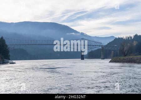 Cascade Locks ist eine Stadt in Hood River County, Oregon, USA. Cascade Locks ist direkt stromaufwärts von der Bridge of the Gods, einer mautpflichtigen Brücke, die sp Stockfoto