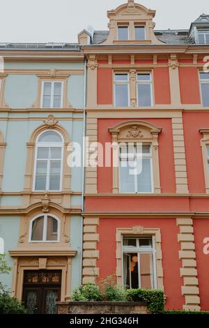 Alte Stadtstraße, Fassade eines farbenfrohen Gebäudes in Frankfurt, Deutschland Stockfoto