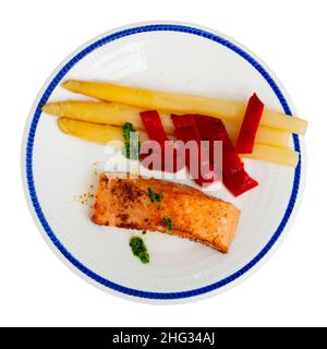 Gericht mit appetitlichtem Lachssteak mit Gemüse Stockfoto