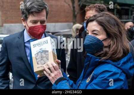 New York, NY - 17. Januar 2022: Gouverneur Kathy Hochul hilft, den Gemeinschaftskühlschrank und -Schrank außerhalb der lutherischen Gemeinde Trinity Lower East Side mit Lebensmitteln für bedürftige Menschen zu füllen Stockfoto