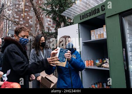 Die Gouverneurin Kathy Hochul hilft, am 17. Januar 2022 in New York den Gemeinschaftskühlschrank und -Schrank außerhalb der lutherischen Gemeinde Trinity Lower East Side mit Lebensmitteln für bedürftige Menschen zu füllen. Aufgrund der COVID-19-Pandemie haben viele Menschen ihr Einkommen verloren und benötigen Grundversorgung wie Lebensmittel. Mitglieder der Pfarrei und Freiwillige füllen täglich Kühlschrank und Schrank außerhalb der Kirche mit grundlegenden Lebensmitteln für die Menschen kostenlos abholen. Dem Gouverneur schlossen sich das Mitglied der Versammlung Harvey Epstein, die NYS-Senatorin Brad Hoylman, die Stadtratsmitglied Carlina Rivera und die Stadtrat-Sprecherin Adrienne Adams an. (Foto b Stockfoto